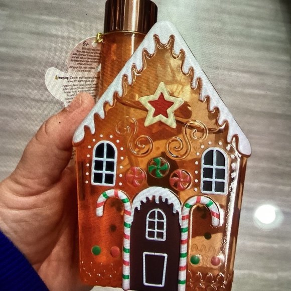 New Christmas Refillable Soap- Gingerbread house/ gingerbread 16.9 fl oz - Picture 1 of 4